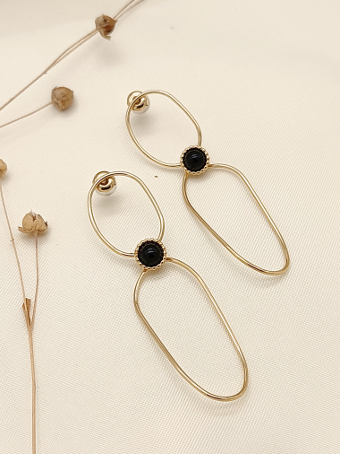 Grossiste Eclat Paris - Boucles d'oreilles dorées en forme de 8 avec pierre noire