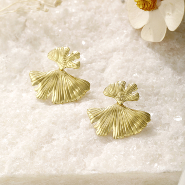 Wholesaler Eclat Paris - Golden ginkgo leaf earrings