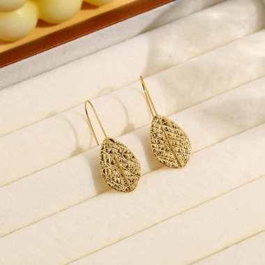 Wholesaler Eclat Paris - Golden leaf earrings