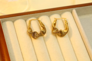 Wholesaler Eclat Paris - Golden Wavy Wire Earrings