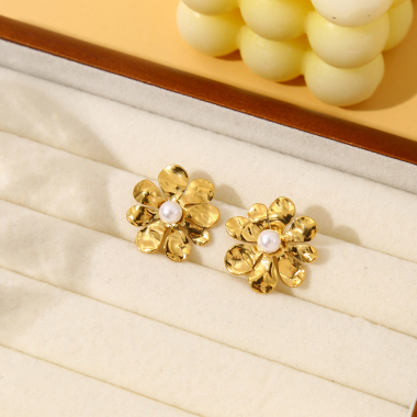 Grossiste Eclat Paris - Boucles d'oreilles dorées fleur avec perle
