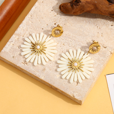 Wholesaler Eclat Paris - Golden beige flower multi petal acrylic earrings
