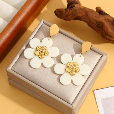 Grossiste Eclat Paris - Boucles d'oreilles dorées fleur blanche en acrylique