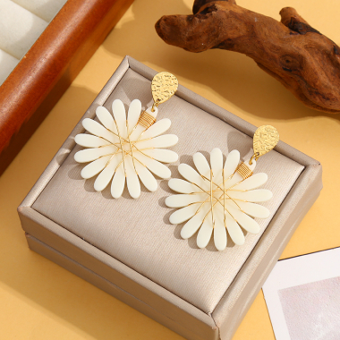 Großhändler Eclat Paris - Goldene Ohrringe mit weißer Blume und Acrylfaden