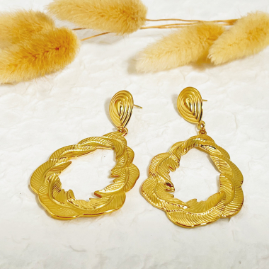 Wholesaler Eclat Paris - Golden flower dangling earrings