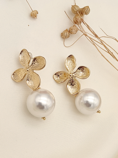 Wholesaler Eclat Paris - Gold flower pearl dangling earrings