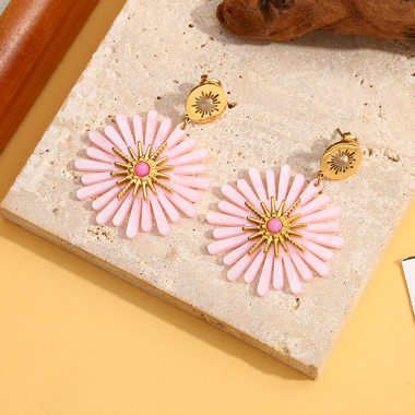 Grossiste Eclat Paris - Boucles d'oreilles dorées fleur rose multi pétales en acrylique