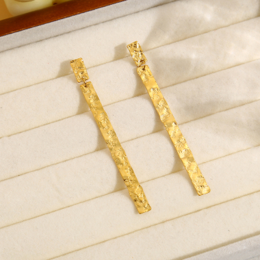 Wholesaler Eclat Paris - Gold hammered line earrings