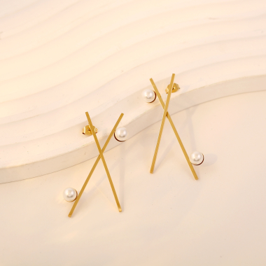 Wholesaler Eclat Paris - Golden crossed line earrings with pearls