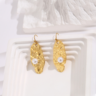 Grossiste Eclat Paris - Boucles d'oreilles dorées martelées avec perle