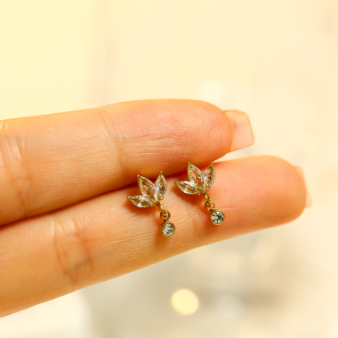 Wholesaler Eclat Paris - Gold Cubic Zirconia Earrings 3 Petals