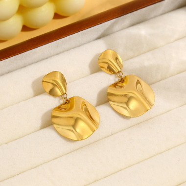 Wholesaler Eclat Paris - Gold dangling crinkle effect earrings
