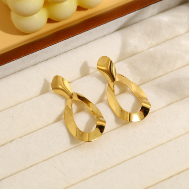 Wholesaler Eclat Paris - Gold dangling crinkle effect drop earrings