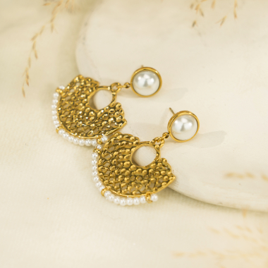 Grossiste Eclat Paris - Boucles d'oreilles dorées pendantes martelés perles blanches