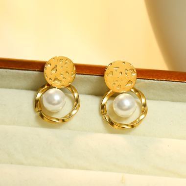 Wholesaler Eclat Paris - Golden Synthetic Pearl Earrings With Hammered Disc