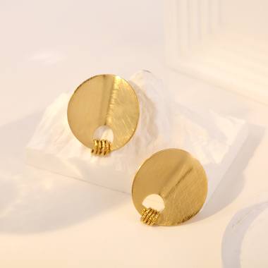 Grossiste Eclat Paris - Boucles d'oreilles dorées plaque courbée avec multi cercles martelées