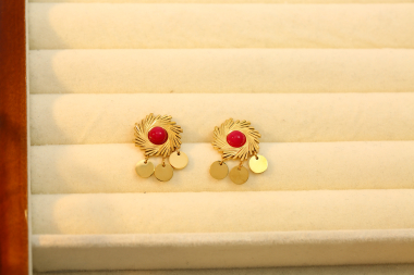Grossiste Eclat Paris - Boucles d'oreilles dorées soleil avec pierre rouge et pendentifs ronds