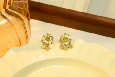 Wholesaler Eclat Paris - Golden sun earrings with green stone and round pendants