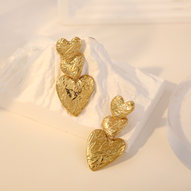 Wholesaler Eclat Paris - Gold triple hammered heart earrings