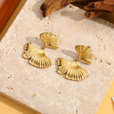 Wholesaler Eclat Paris - Gold ginkgo leaf earrings