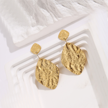 Grossiste Eclat Paris - Boucles d'oreilles martelées pendantes dorées