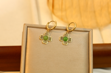 Grossiste Eclat Paris - Boucles d'oreilles mini créoles avec trèfles et pierres vertes aventurines