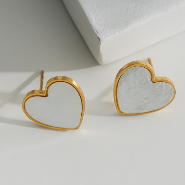 Wholesaler Eclat Paris - White heart gold stud earrings