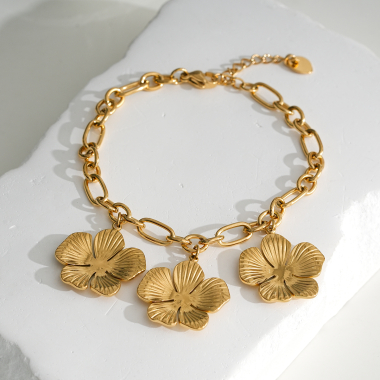 Wholesaler Eclat Paris - Golden chain bracelet with three hanging flowers