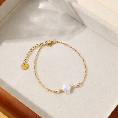 Wholesaler Eclat Paris - Golden chain bracelet with shell and pearl