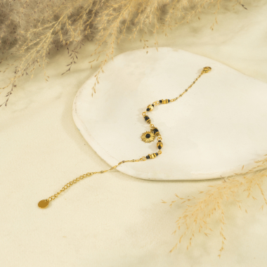 Großhändler Eclat Paris - Goldenes Kettenarmband mit schwarzen Details und Blumenanhänger