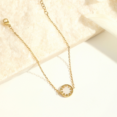 Grossiste Eclat Paris - Bracelet chaîne dorée avec pendentif et nacre fleur