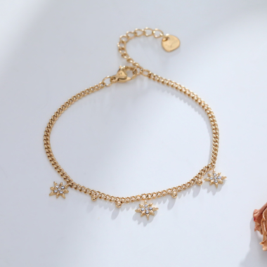 Grossiste Eclat Paris - Bracelet chaîne dorée avec pendentifs étoiles avec strass