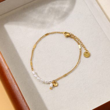 Wholesaler Eclat Paris - Golden chain bracelet with pearl and pendant