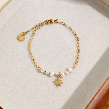 Grossiste Eclat Paris - Bracelet chaîne dorée avec perle et pendentif soleil