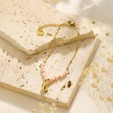 Grossiste Eclat Paris - Bracelet chaîne dorée avec pierres roses et pendentif