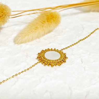 Wholesaler Eclat Paris - Golden chain bracelet with mother-of-pearl sun