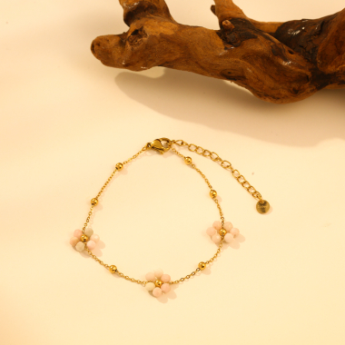 Grossiste Eclat Paris - Bracelet chaîne dorée avec triple fleur en pierres naturelles roses