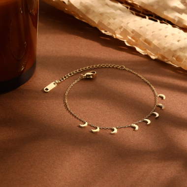 Wholesaler Eclat Paris - Golden chain bracelet with mini moon pendants