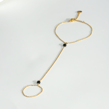 Grossiste Eclat Paris - Bracelet doré avec chaîne attachée au doigt et pierre noir