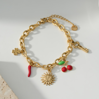 Grossiste Eclat Paris - Bracelet doré avec multi pendentifs soleil et cerise
