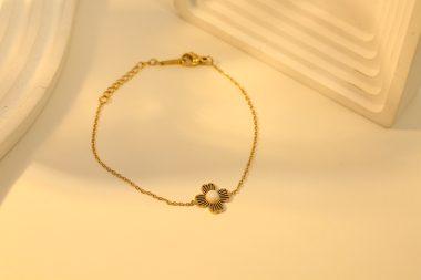 Grossiste Eclat Paris - Bracelet doré fin avec trèfle et pierre blanche