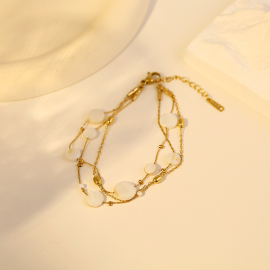 Großhändler Eclat Paris - Goldenes Dreifachkettenarmband mit Perlmutt und Perlen
