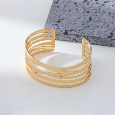 Wholesaler Eclat Paris - Wide golden bangle bracelet with multiple crossed lines