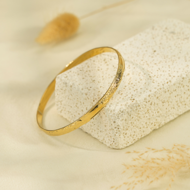 Wholesaler Eclat Paris - Golden closed bangle bracelet 7cm in diameter