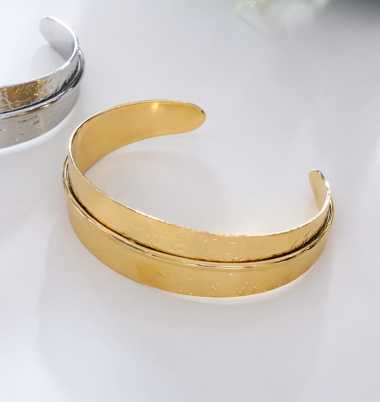 Grossiste Eclat Paris - Bracelet jonc martelé doré avec ligne