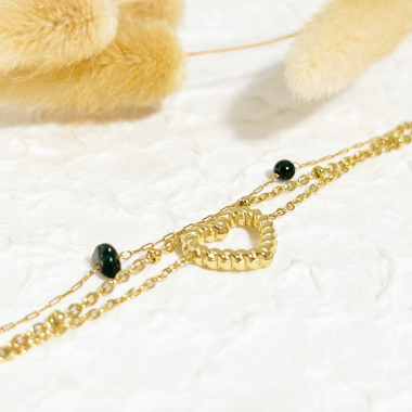 Grossiste Eclat Paris - Bracelet triple chaîne dorée avec pierres noirs et cœur