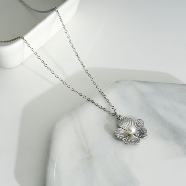 Grossiste Eclat Paris - Collier argenté avec pendentif fleurs et perle synthétique