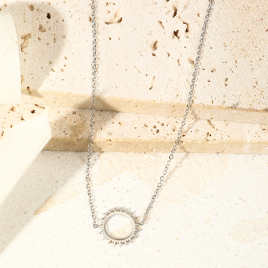 Grossiste Eclat Paris - Collier chaîne argentée avec pendentif soleil