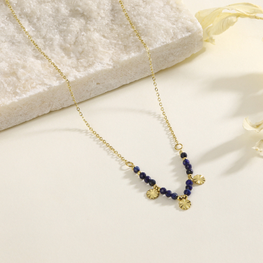 Grossiste Eclat Paris - Collier chaîne dorée avec cristaux bleus et pendentifs martelés