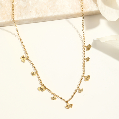 Grossiste Eclat Paris - Collier chaîne dorée avec multiples pendentifs fleur de ginkgo
